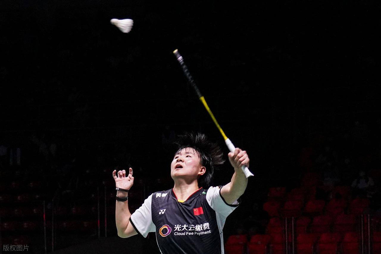再见！中国羽毛球三位世界冠军同一天告别，一人哭着亲吻场地