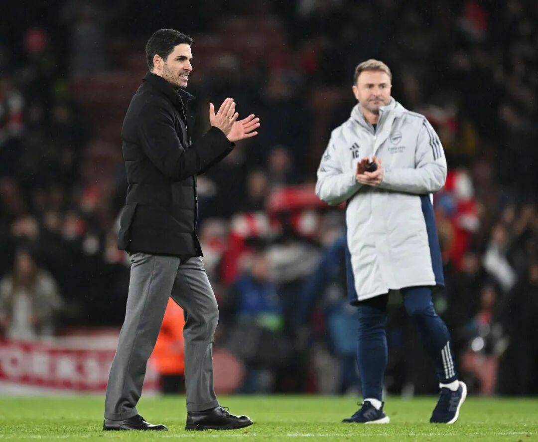 孔帕尼因为人手输球，阿尔特塔则因为人手变得眉清目秀