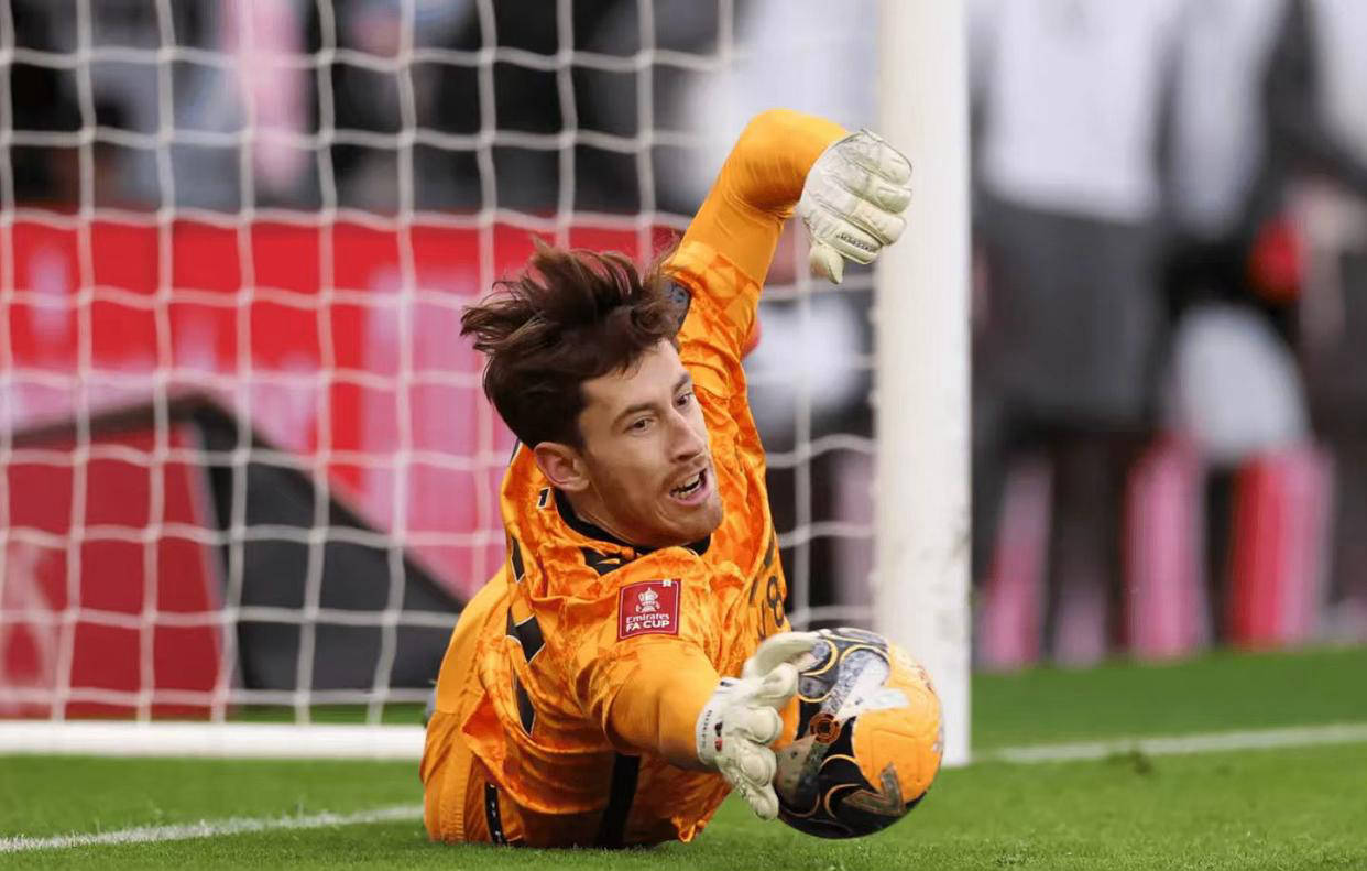 热刺“隐藏宝藏”：门将维卡里奥带队稳防守