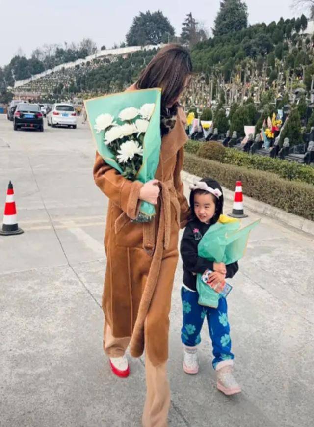 一日夫妻百日恩！这次春节李亚鹏和前妻联手，给离异夫妻上了一课